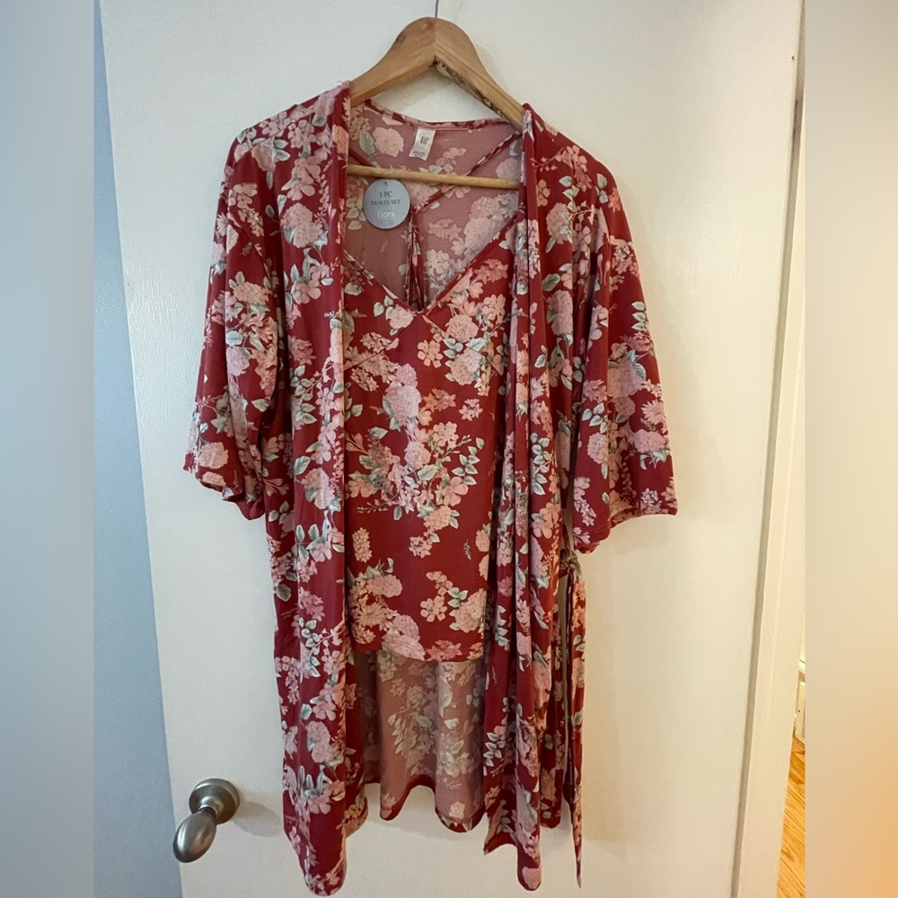 NWT Robe, top and short pajama set Size medium